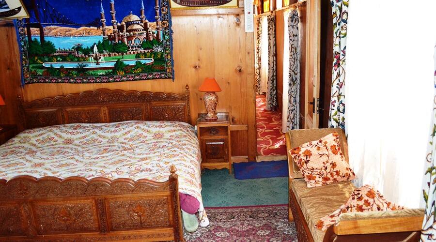 Paristan Houseboat, Srinagar 4